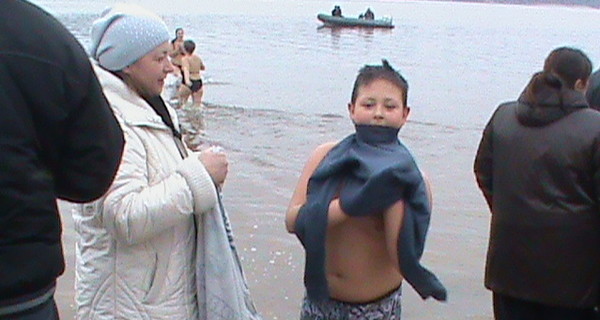 На Крещение в Запорожье купались даже дети