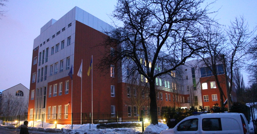 Вход в больницу, где оперируют Луценко, охраняют милиционеры