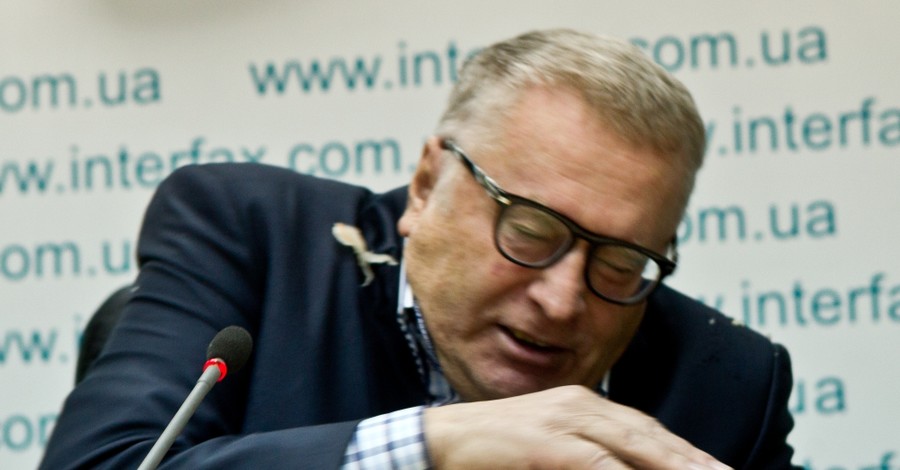 В Жириновского бросили капустой на киевской пресс-конференции