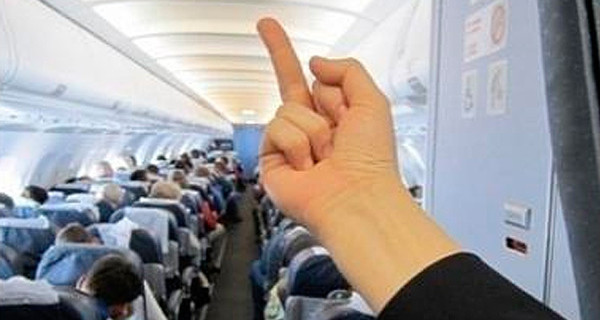 Стюардессу одной из авиакомпаний уволили за скандальное фото
