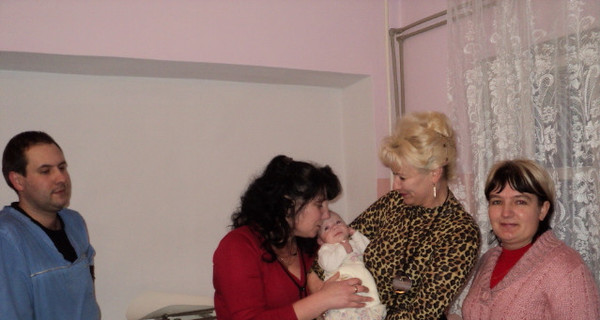 Чиновница, спасшая из сугроба под Одессой младенца, станет ей крестной