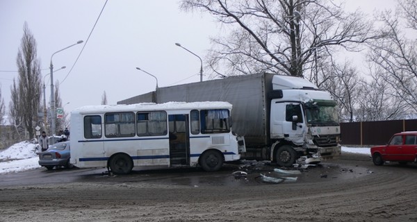 Авария на Сумщине: грузовик столкнулся с автобусом