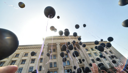 В Одессе запустили черные шары в память о погибших в доме профсоюзов