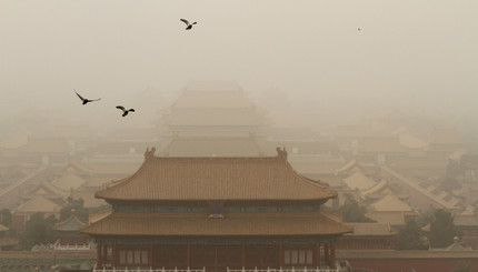 Пекин и север Китая накрыла песчаная буря. 