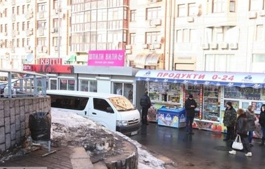 В Киеве закрыли секс-шоп, не понравившийся Азарову