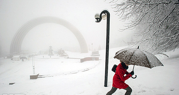 Первый день весны Москва встретила снегопадом
