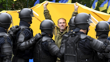 Полицейские стерживают протестующих в Киеве 