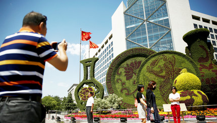 В Пекине установили большую, цветочную композицию