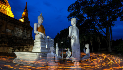 Будисты несут свечи во время празднования Весак