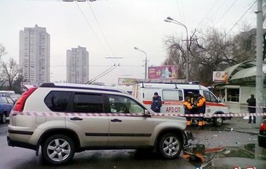 В Днепропетровске автомобиль раздавил толпу людей на остановке
