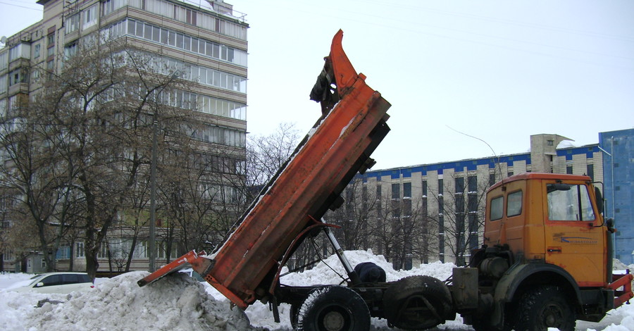 Киевляне устроили суд Линча над водителем снеговоза