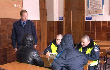 В Харькове поймали воров, которые тащили ноутбуки и видеорегистраторы