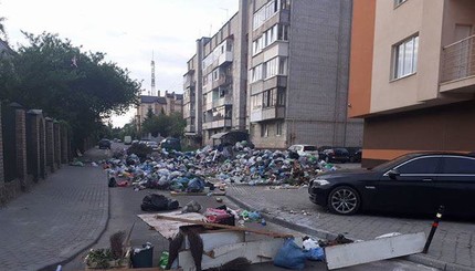 Во Львове улицу заблокировали мусором 