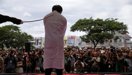 Публичная порка мужчин в Индонезии