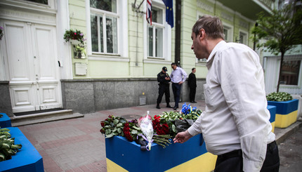 Люди несут цветы к посольству Великобритании в Киеве 