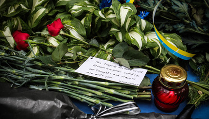 Люди несут цветы к посольству Великобритани