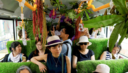 Пассажиры в специальном автобусе в Тайбэй