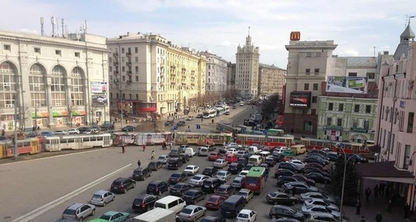 В Харькове устроили транспортный коллапс