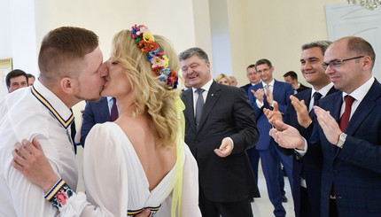 Петр Порошенко во время визита в Одессу, побывал на свадьбе бойца АТО