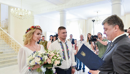 Петр Порошенко на свадьбе бойца АТО. 