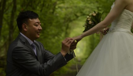 Китайский студент сделал предложение возлюбленной в Тоннеле любви