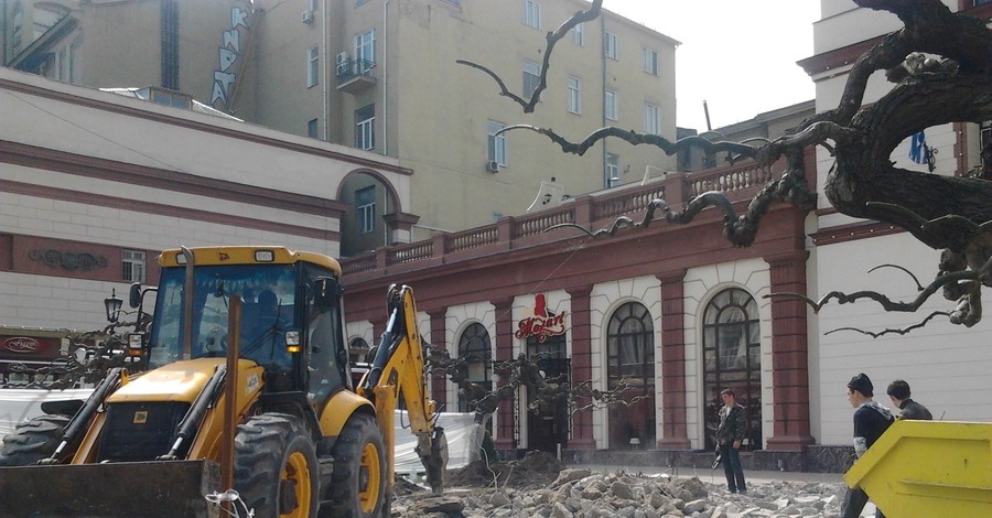 В Одессе бульдозер снес постамент к памятнику, поссорившему музыкантов с чиновниками