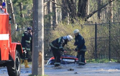 В Киеве под асфальт провалилась иномарка
