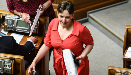 Надежда Савченко пришла в Раду в красном платье