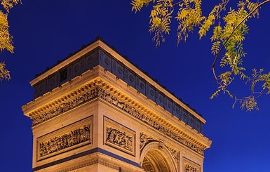 В Париже полиция оцепила Триумфальную арку из-за угрозы минирования