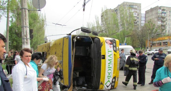 В Мариуполе перевернулся автобус с пассажирами: за расследование аварии взялась прокуратура