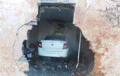 В Закарпатье Volkswagen проломил стену дома и въехал в комнату