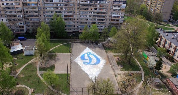 В киевском дворике появился 30-метровый логотип 