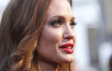 СМИ: Анджелине Джоли удалили грудь  