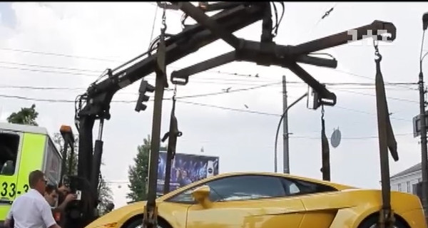 Киевлянка бросила Lamborghini поперек трамвайных путей и ушла гулять