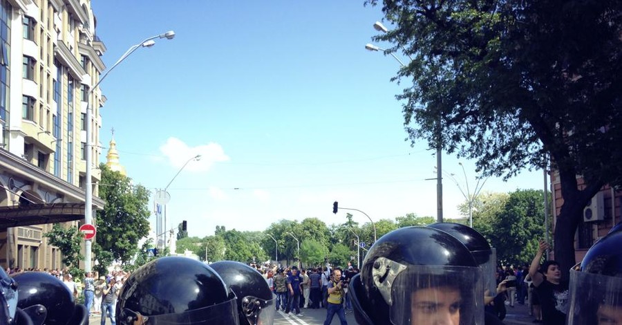 Массовая драка на митинге в Киеве: в протестующих и милицию летят бутылки с водой