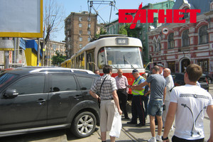 В Киеве внедорожник на несколько часов перекрыл движение трамваев