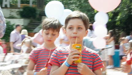  Первый годик одесским пятерняшкам отметили фестивалем близнецов