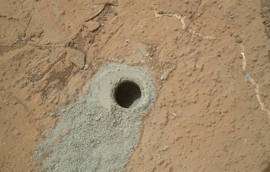 Марсоход просверлил вторую дыру на Марсе