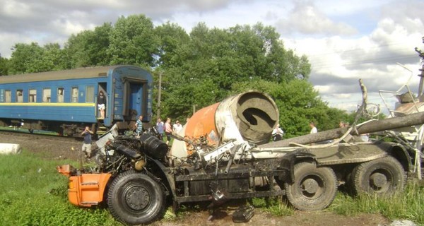 Поезд из Днепропетровска столкнулся с бетономешалкой в Беларуси
