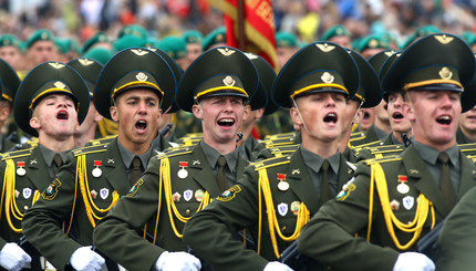 Белорусские военнослужащие шествуют во время военного парада, часть празднования Дня Независимости 