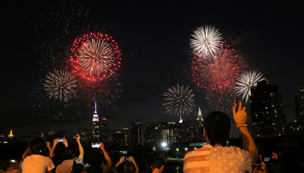 Фейерверк в честь Дня независимости в Нью-Йорке