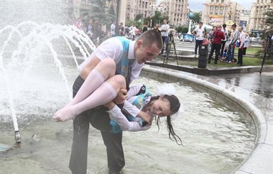 Киевские выпускники задирали юбки в фонтанах