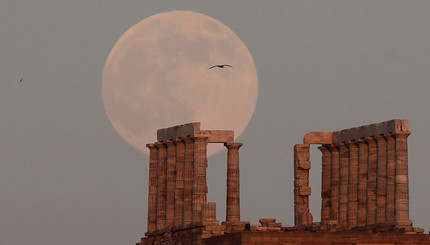 Луна поднимается над Храмом Посейдона