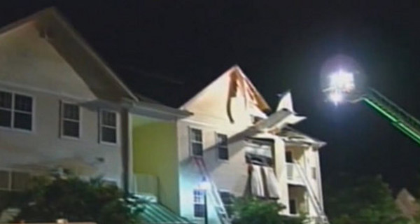 В США самолет врезался в жилой дом: пострадали двое