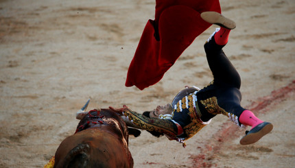 Испанский тореадор во время боя с быком