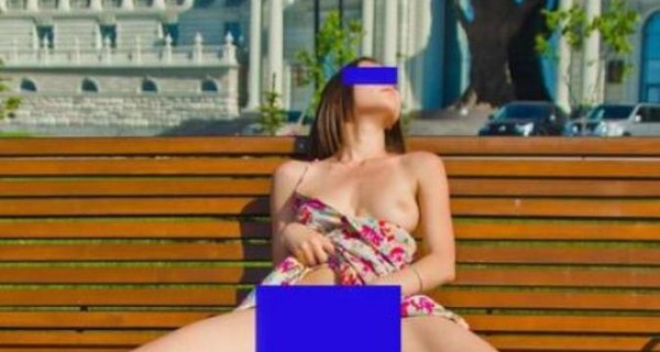 19-летняя девушка устроила эротическую фотосессию под стенами Кремля