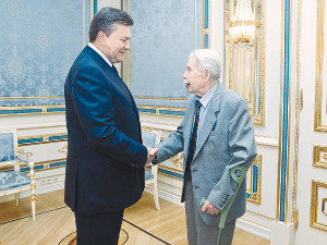 Виктор Янукович пообщался с братом космонавта Берегового