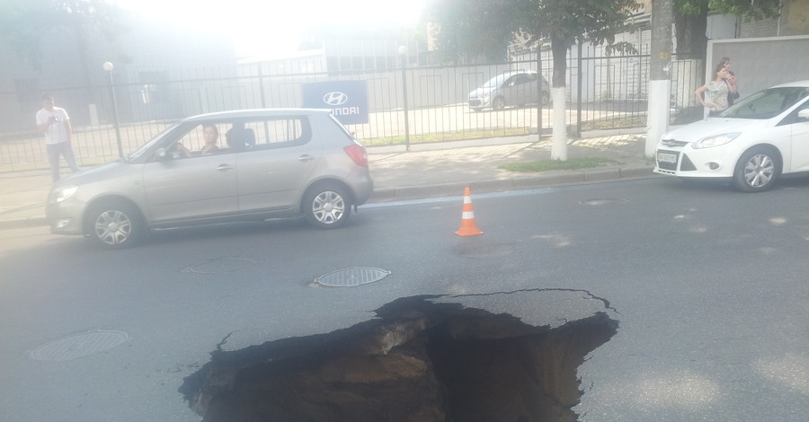 В Киеве провалилась дорога - яма глубиной 4 метра
