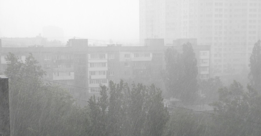 Одессу снова накрыл ливень: улицы затопило, а деревья падали на машины