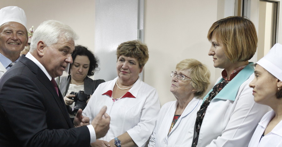 Ко Дню медика больницы Киевщины получили новую технику 
